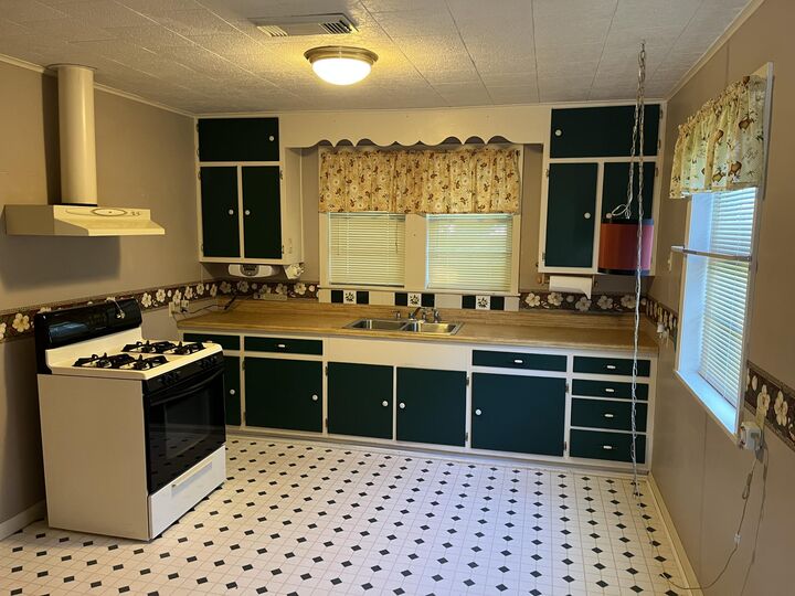 Property Photo:  805 Dennis Ave  LA 71446 
