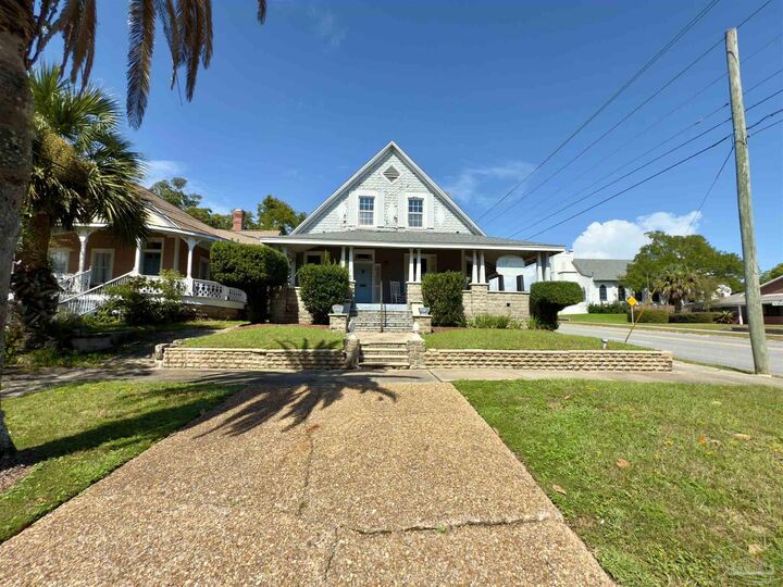 Property Photo: 824 E La Rua St FL 32501