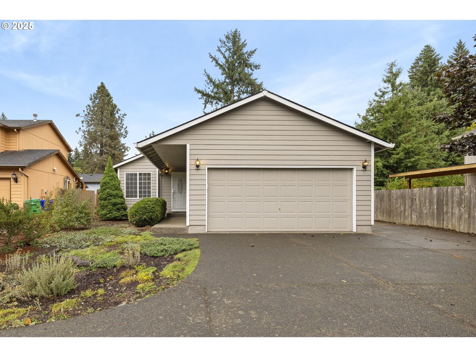 Property Photo: 13852 SE Henry St OR 97236