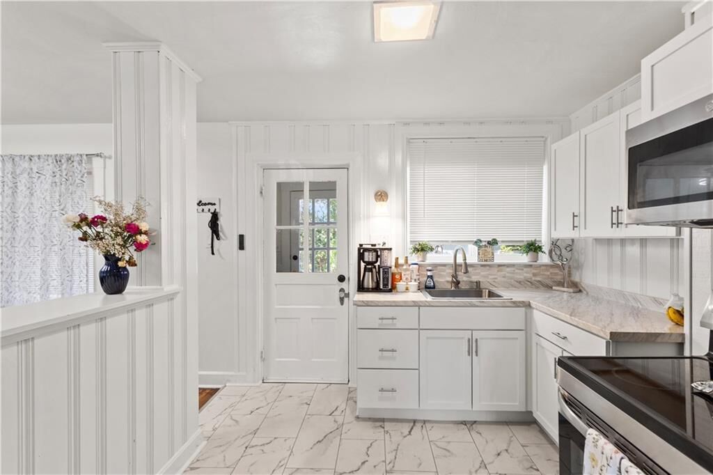 Property Photo:  476 Providence Street 1  RI 02893 