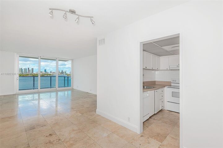 Property Photo:  1000 West Ave 1517  FL 33139 