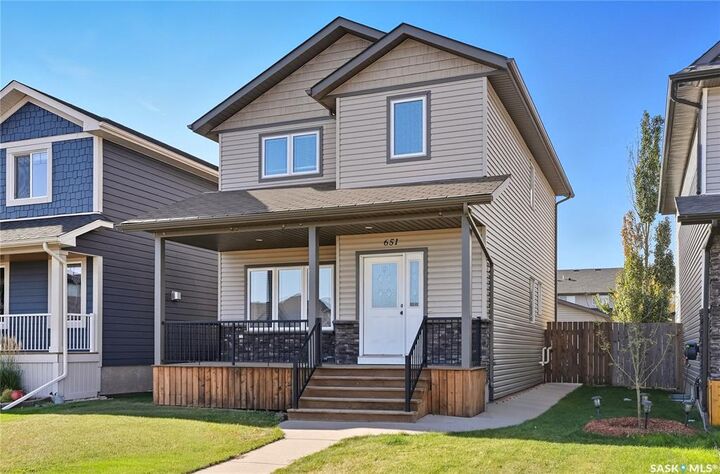 Property Photo:  651 Willowgrove Crescent  SK S7W 0A7 