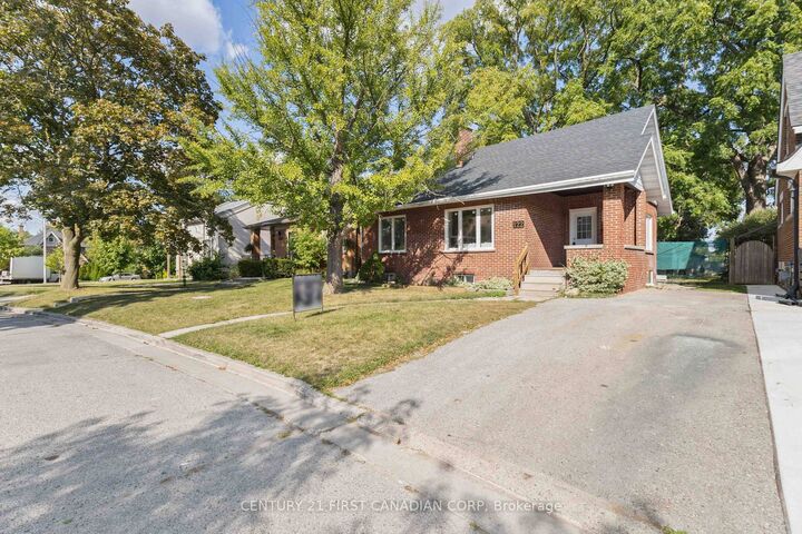 Property Photo: 122 Windsor Crescent ON N6C 1V8