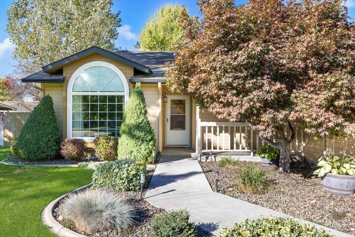 Property Photo:  573 S Pelican Way  ID 83642 