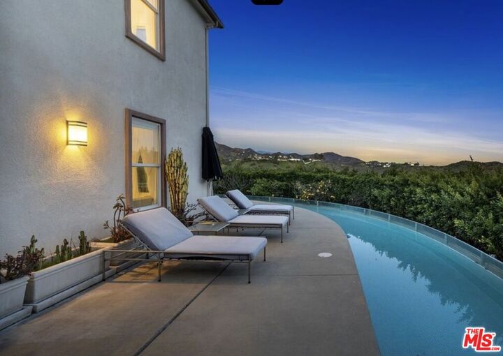 Property Photo: 2752 Stone View Ct CA 90068