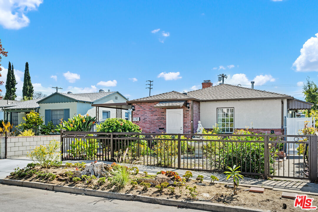 Property Photo: 10830 Tabor St CA 90034