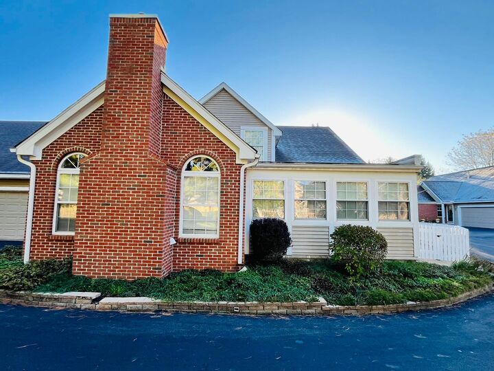 Property Photo: 863 Shelbourne Place OH 43055