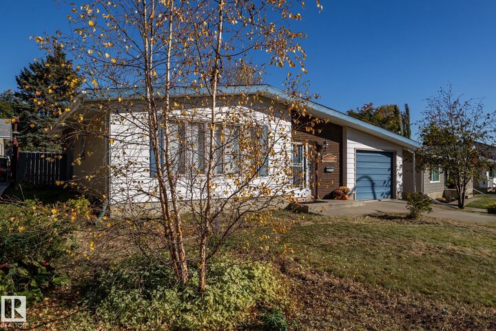 Property Photo:  127 Greengrove Avenue  AB T8A 3C5 