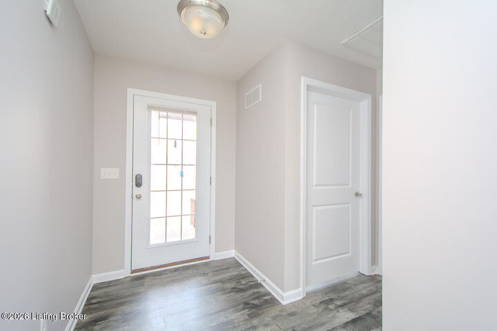 Property Photo: 404 Villa Ln KY 40165