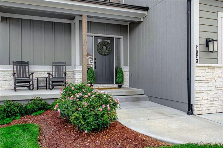 Property Photo: 2023 SW Farm Field Lane MO 64082