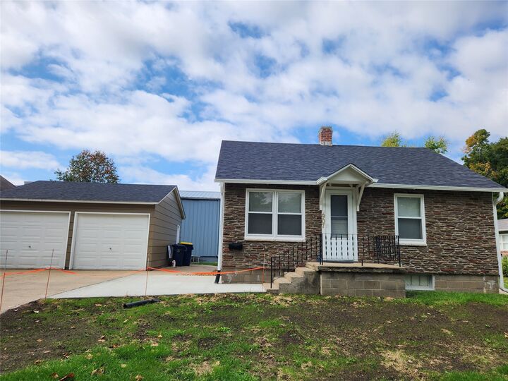 907 E 2nd Street  Pella IA 50219 photo
