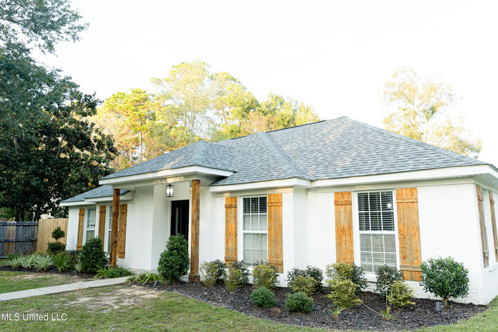Property Photo: 2000 Heron Lane MS 39553