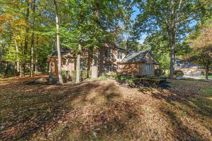 Property Photo: 53463 Hunters Crossing Drive MI 48315