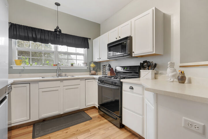 Property Photo: 516 Clayton Circle 516 IL 60178