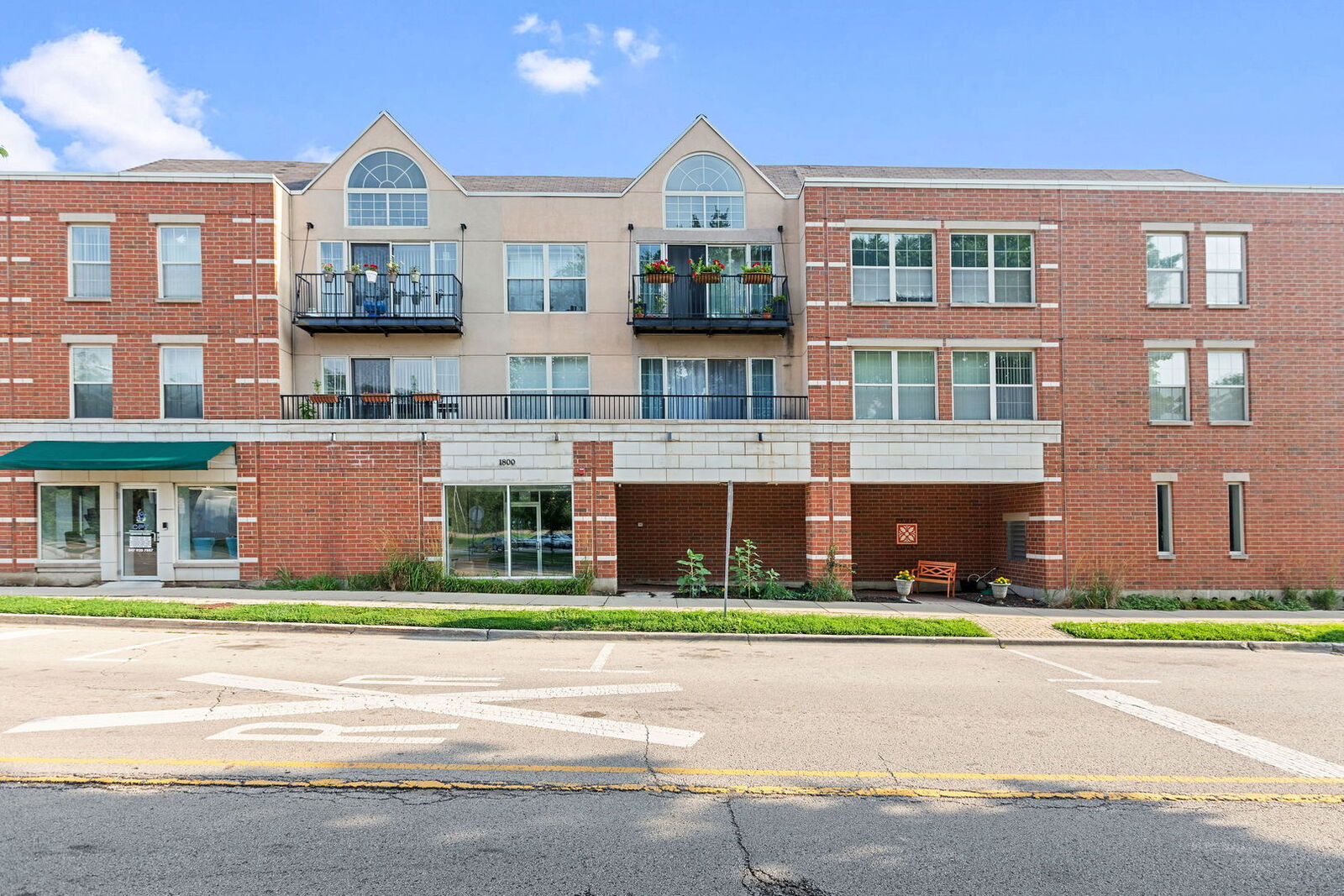 Property Photo:  1800 Dewes Street 309  IL 60025 
