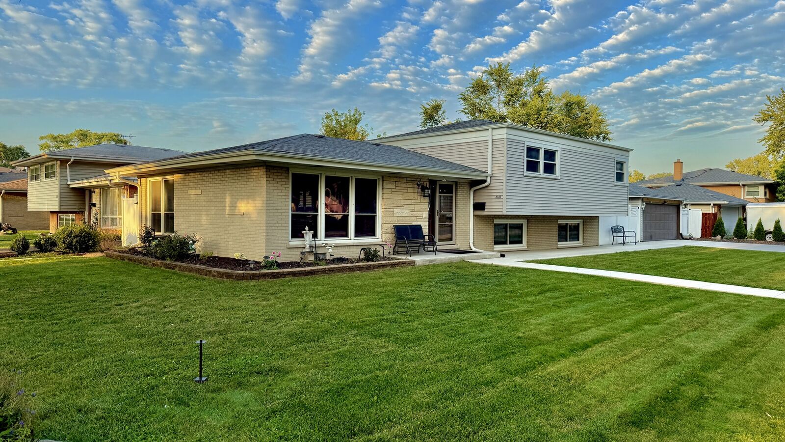 Property Photo: 2181 Plainfield Drive IL 60018
