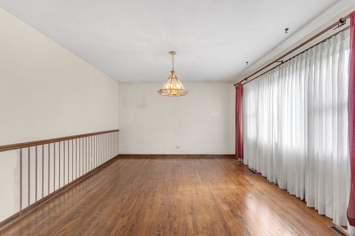 Property Photo: 829 E Evergreen Street IL 60187