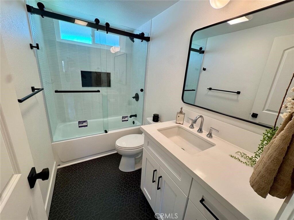 Property Photo:  1502 W Hemlock Way  CA 92704 