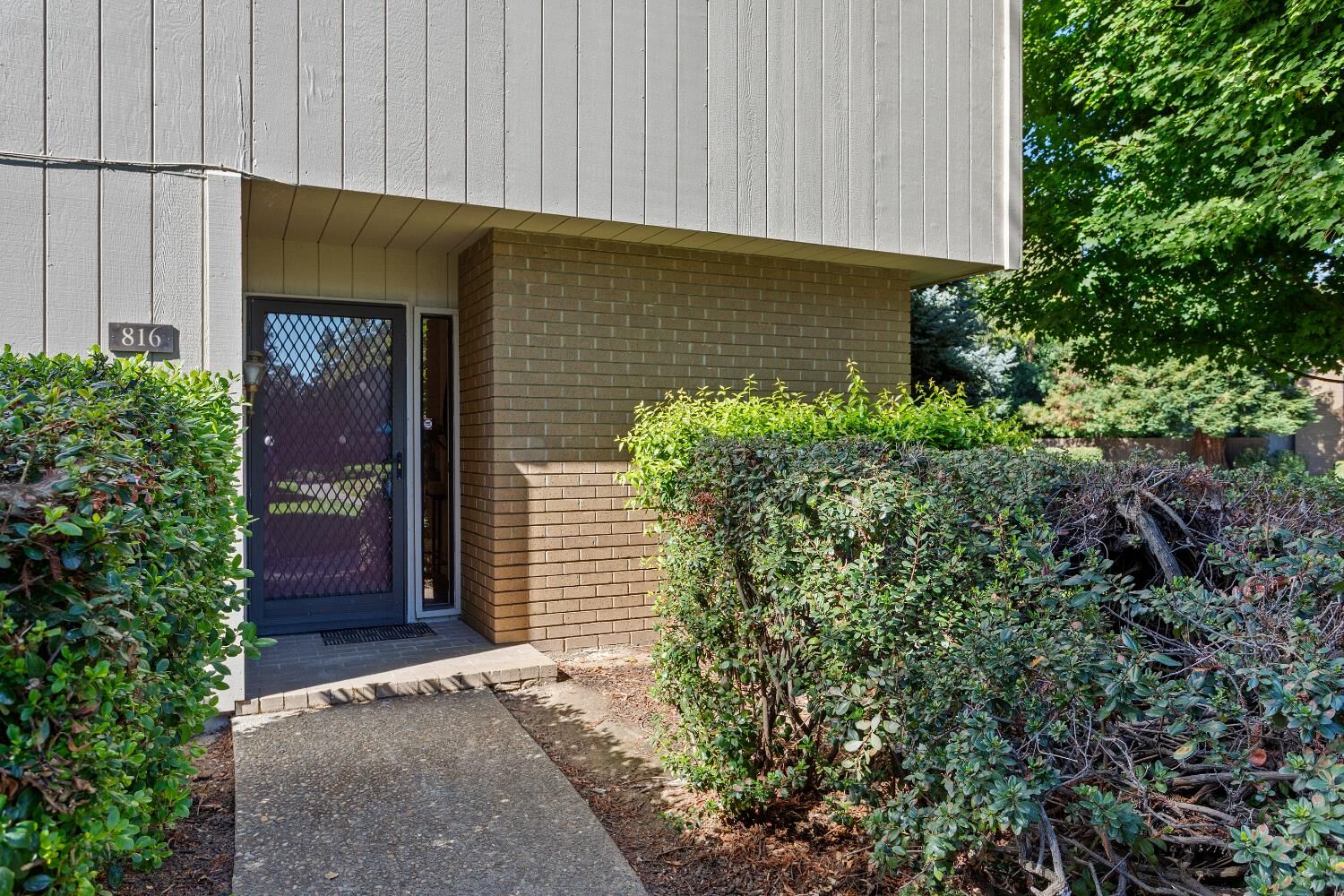 Property Photo: 816 Elmhurst Circle CA 95825