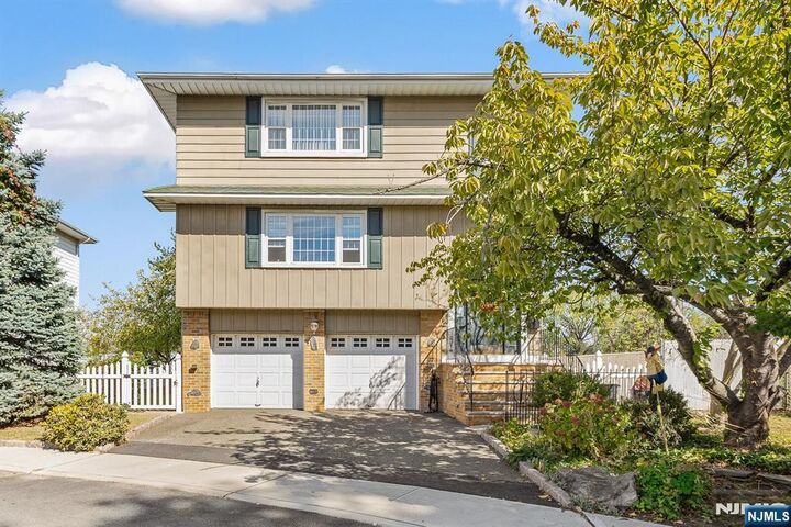 Property Photo:  22 Acorn Road  NJ 07094 