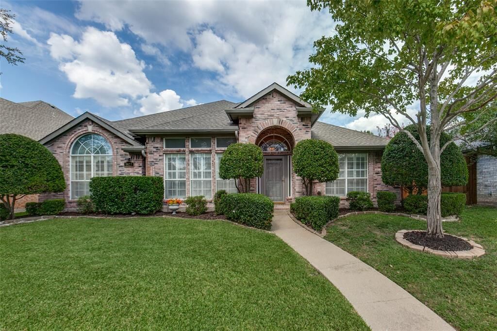 Property Photo: 5927 Willow Wood Lane TX 75252