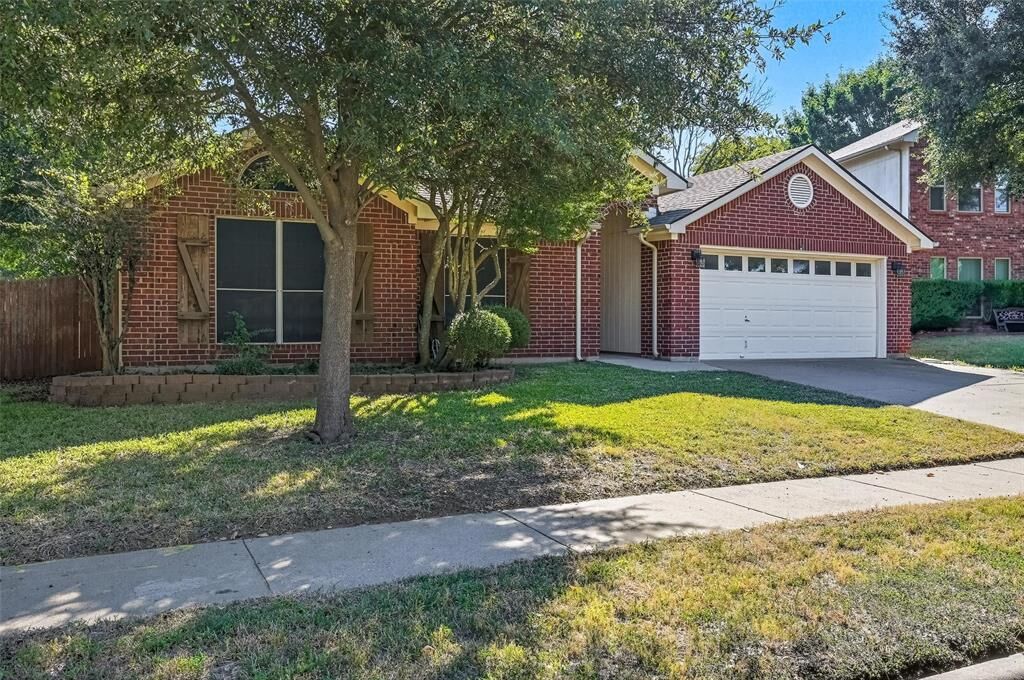 Property Photo:  7205 Greenspoint Drive  TX 76001