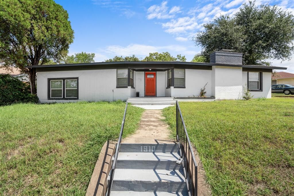 Property Photo: 1910 Danube Drive TX 75203
