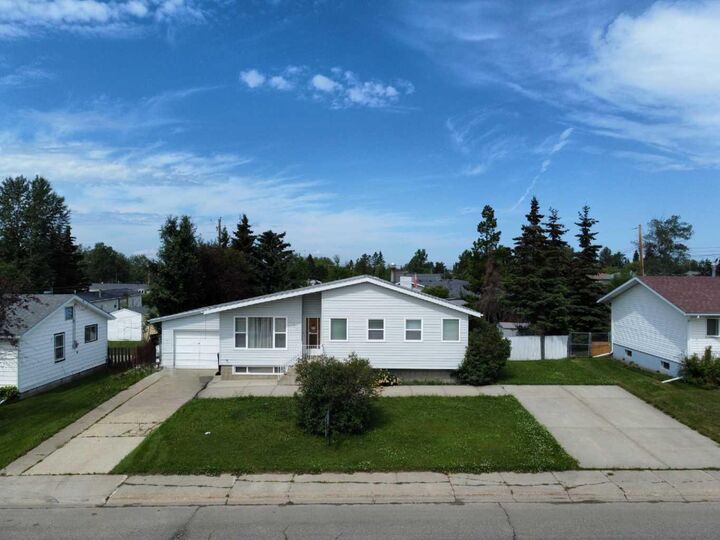 Property Photo: 300 Hammond Drive AB T0H 1P0