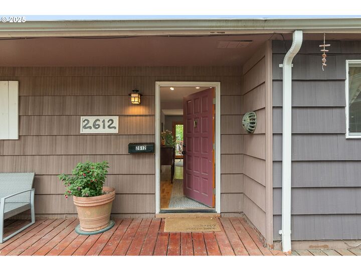 Property Photo:  2612 SW Moss St  OR 97219 