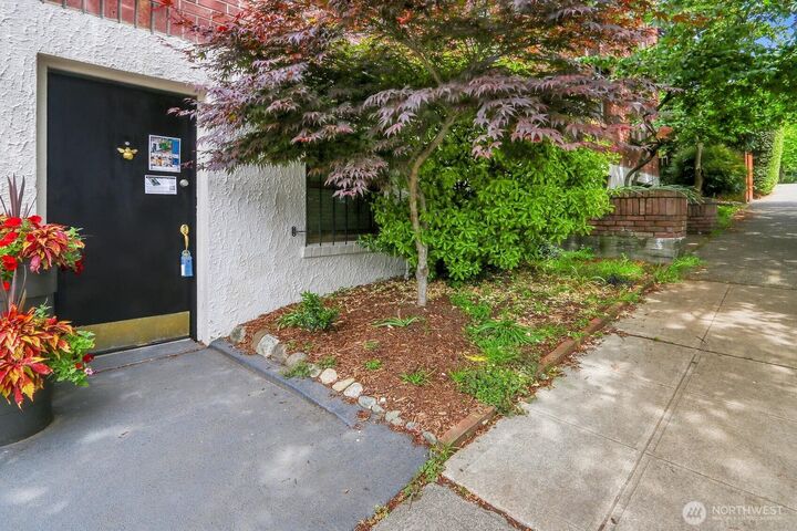 Property Photo: 516 E Thomas Street 105 WA 98102
