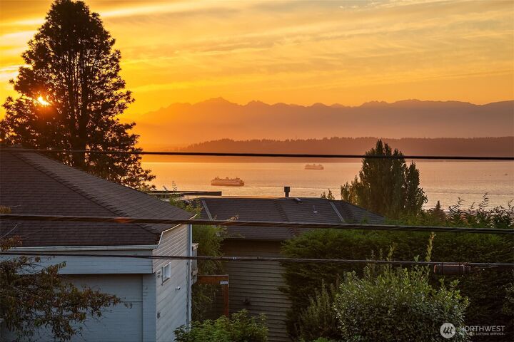 Property Photo: 217 9th Avenue S WA 98020