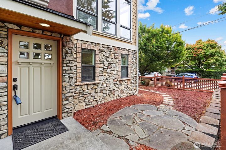 Property Photo:  4202  Linden Avenue N  WA 98103 