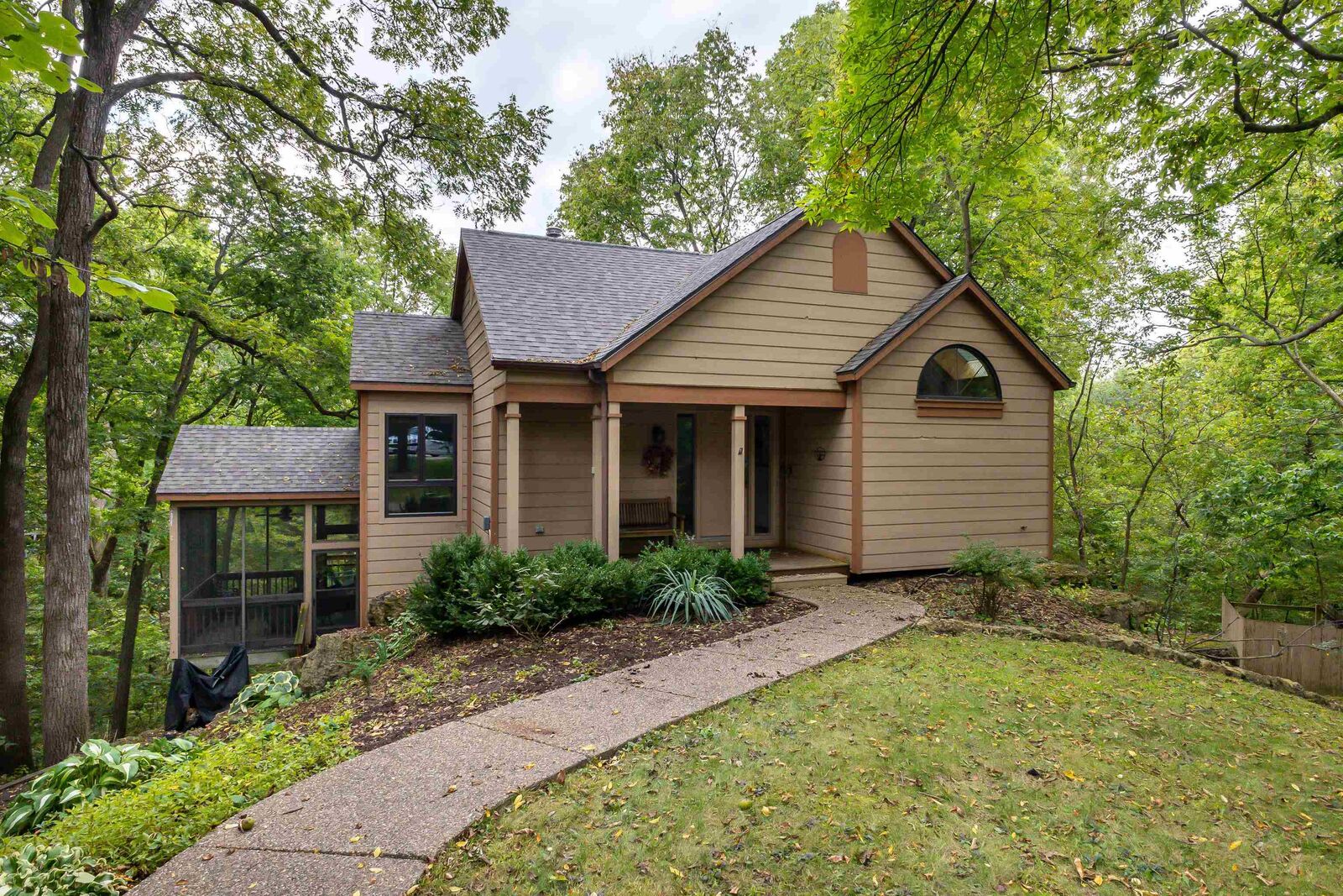 Property Photo: 10 Woodway Court IL 61036