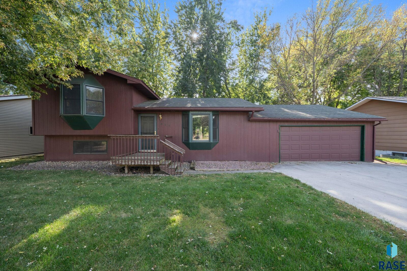 Property Photo:  805 Executive Ave  SD 57020