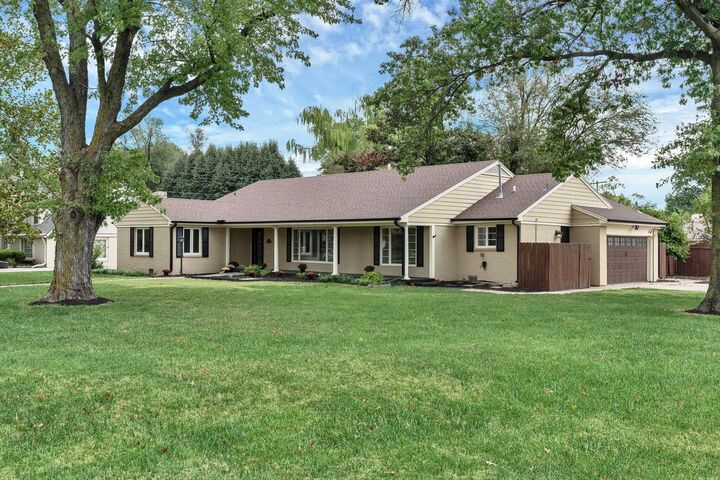 Property Photo: 28 S Colonial Ct KS 67207