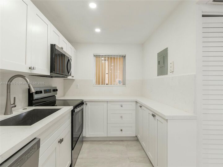 Property Photo: 3195 Foxcroft Rd F211 FL 33025