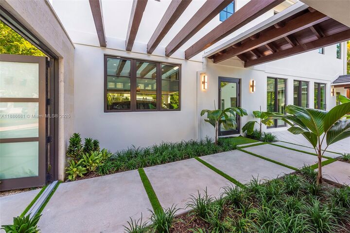 Property Photo: 638 Escobar Ave FL 33134