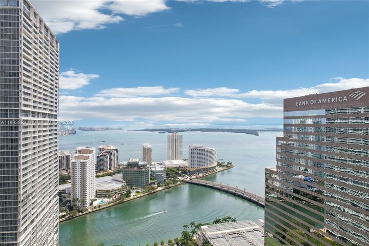 Property Photo:  55 SE 6th St 1608  FL 33131 