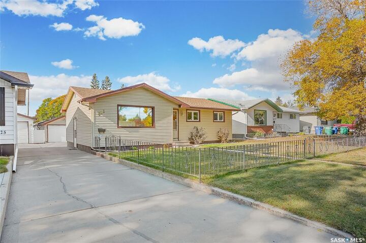 Property Photo:  421 Winnipeg Avenue S  SK S7M 3M6 
