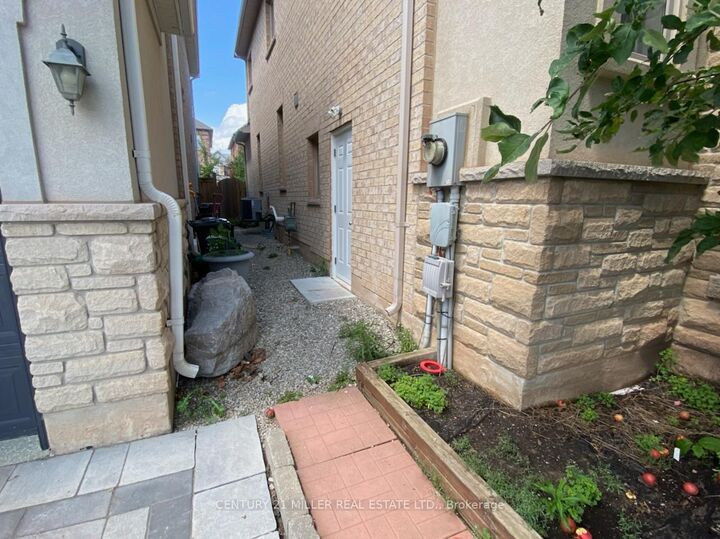 Photo de la propriété:  2447 Pine Glen Road Lower Level  ON L6M 0R6 