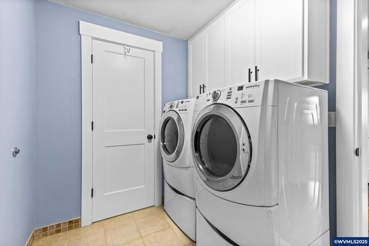 Property Photo: 5219 Spring Leaf Ct N OR 97303