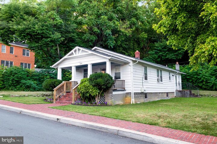 Property Photo: 204 Ellicott Street VA 22125