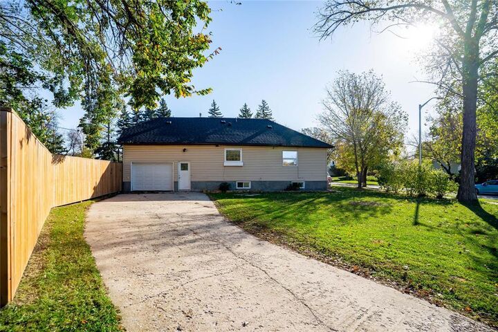 Photo de la propriété:  887 Du Couvent Avenue  MB R3V 1G9 