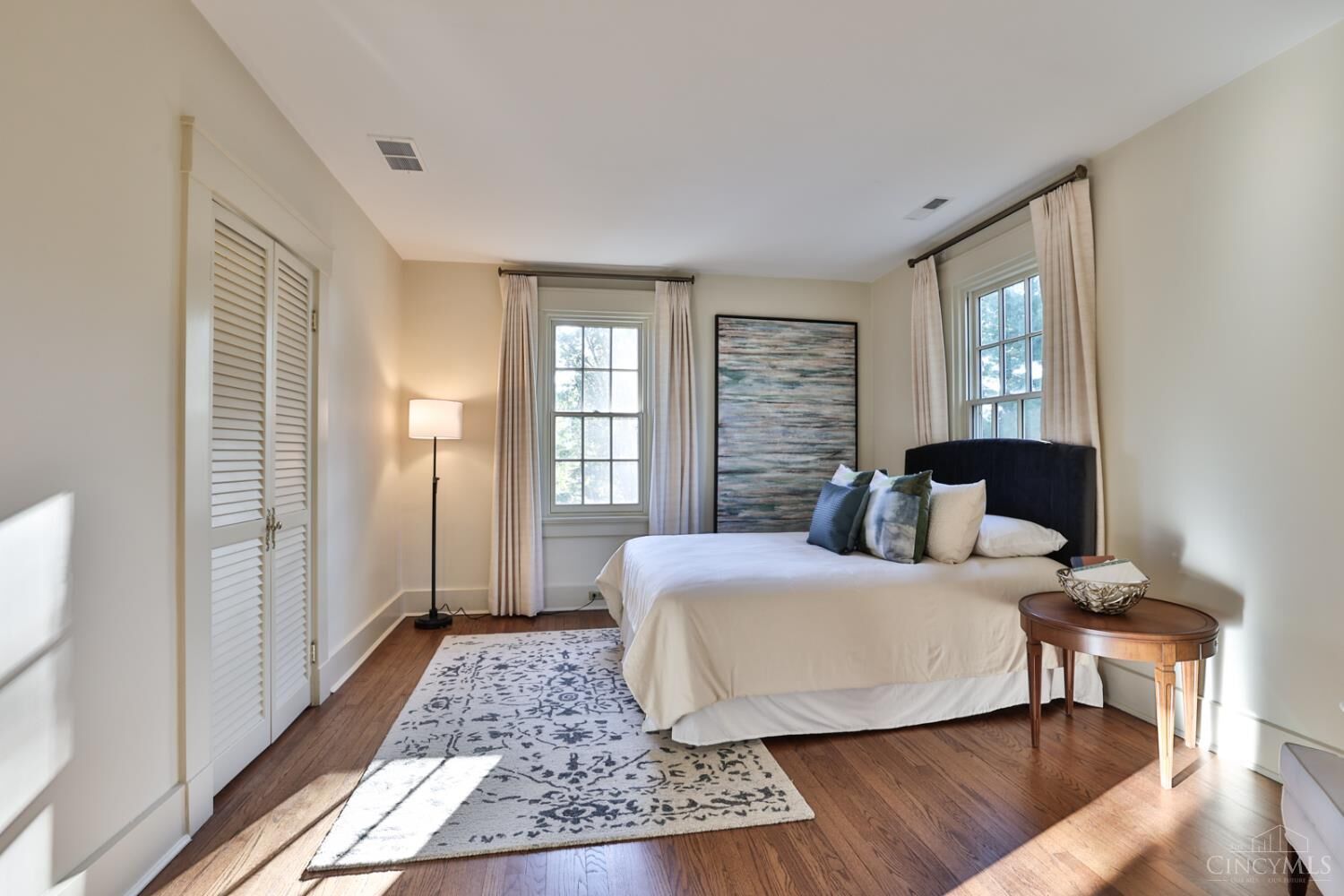 Property Photo: 6887 Kenwood Road OH 45243