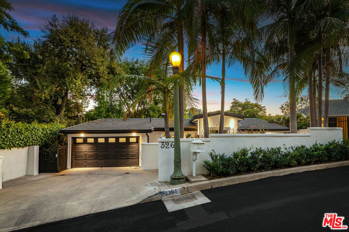 Property Photo: 3261 N Knoll Dr CA 90068