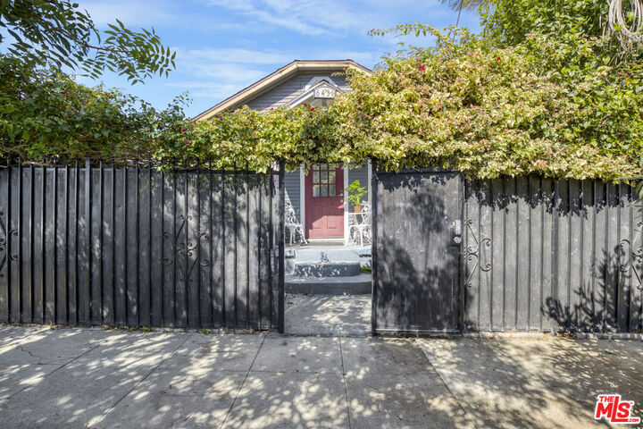 Property Photo: 6431 Dix St CA 90068