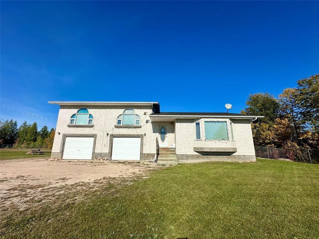 Property Photo: 4 Meadows Road MB R9A 1K6