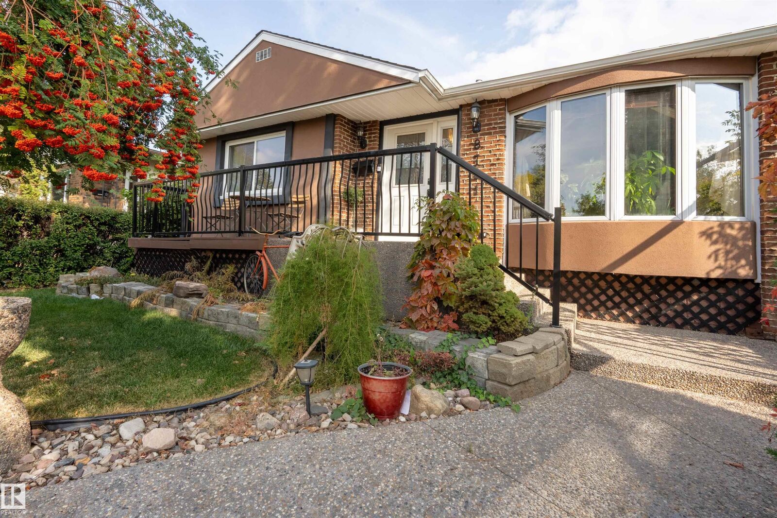 Property Photo:  8721 152 Street NW  AB T5R 1L9 