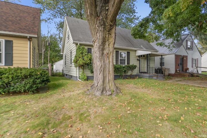 Property Photo: 1419 Johnson Street IN 46628-2933