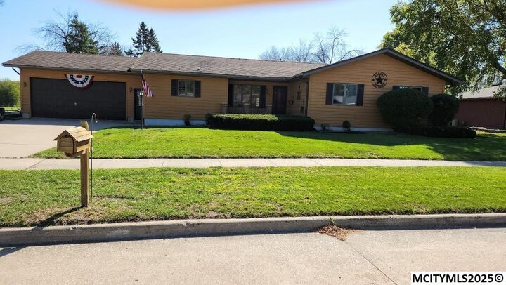 61 N Yorktown Pike  Mason City IA 50401 photo